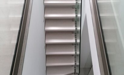 Schody bolcowe ze szklanymi balustradami