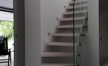 Schody bolcowe ze szklanymi balustradami