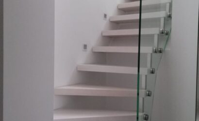 Schody bolcowe ze szklanymi balustradami