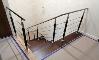 Schody bolcowe ze metalowymi balustradami