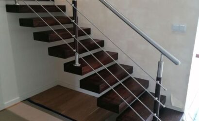 Schody bolcowe ze metalowymi balustradami
