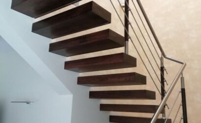 Schody bolcowe ze metalowymi balustradami