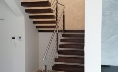 Schody bolcowe ze metalowymi balustradami
