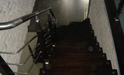 Schody bolcowe ze metalowymi balustradami