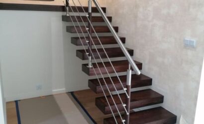 Schody bolcowe ze metalowymi balustradami
