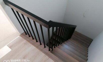 Schody bolcowe ze drewnianymi balustradami