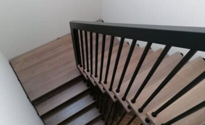 Schody bolcowe ze drewnianymi balustradami