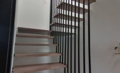 Schody bolcowe ze metalowymi balustradami