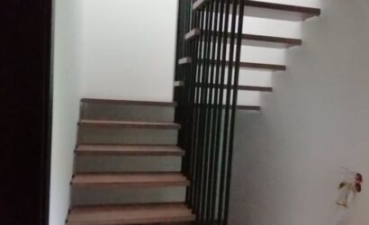 Schody bolcowe ze metalowymi balustradami