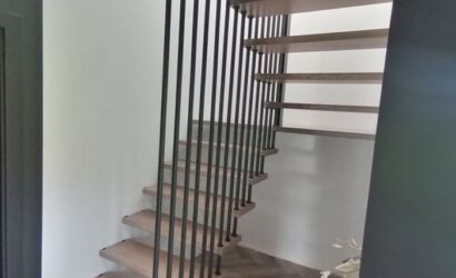 Schody bolcowe ze metalowymi balustradami