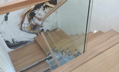 Schody bolcowe ze szklanymi balustradami