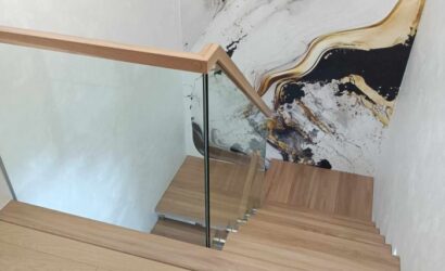 Schody bolcowe ze szklanymi balustradami