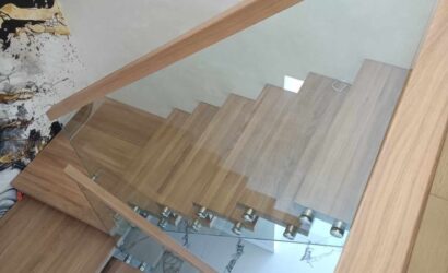 Schody bolcowe ze szklanymi balustradami