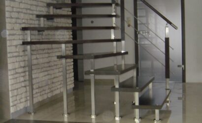 Schody bolcowe ze metalowymi balustradami