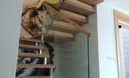 Schody bolcowe ze szklanymi balustradami