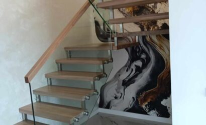 Schody bolcowe ze szklanymi balustradami