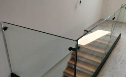Schody bolcowe ze szklanymi balustradami