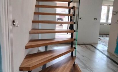 Schody bolcowe ze szklanymi balustradami