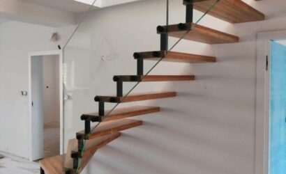 Schody bolcowe ze szklanymi balustradami