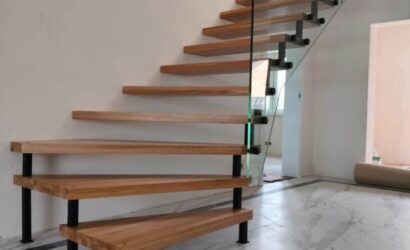 Schody bolcowe ze szklanymi balustradami