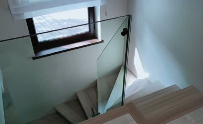Schody bolcowe ze szklanymi balustradami