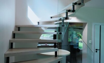 Schody bolcowe ze szklanymi balustradami