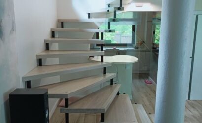 Schody bolcowe ze szklanymi balustradami