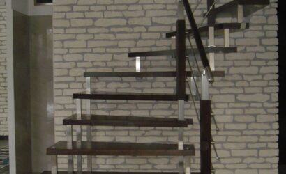 Schody bolcowe ze metalowymi balustradami