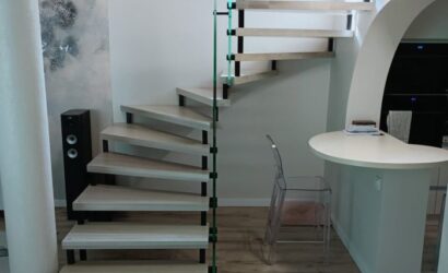 Schody bolcowe ze szklanymi balustradami