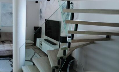 Schody bolcowe ze szklanymi balustradami