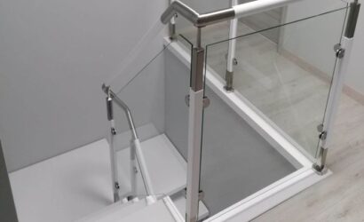 Schody bolcowe ze szklanymi balustradami