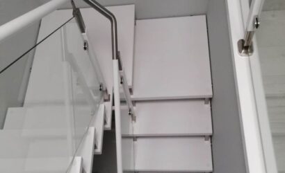 Schody bolcowe ze szklanymi balustradami