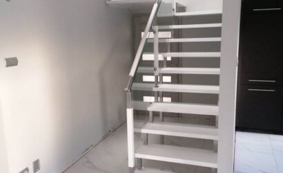 Schody bolcowe ze szklanymi balustradami