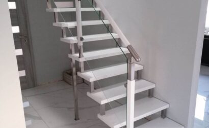 Schody bolcowe ze szklanymi balustradami