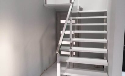 Schody bolcowe ze szklanymi balustradami