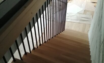 Schody bolcowe ze metalowymi balustradami