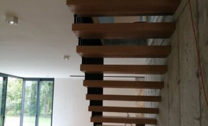 Schody bolcowe ze metalowymi balustradami