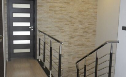 Schody bolcowe ze metalowymi balustradami