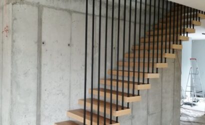 Schody bolcowe ze metalowymi balustradami