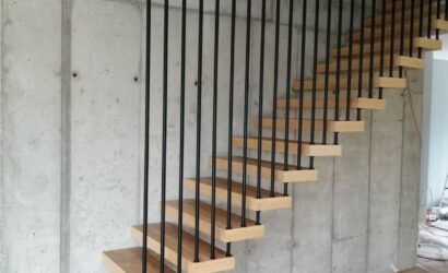 Schody bolcowe ze metalowymi balustradami