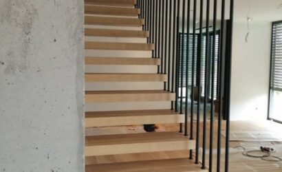 Schody bolcowe ze metalowymi balustradami