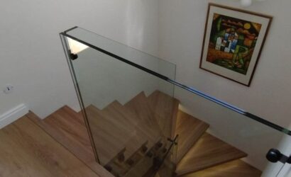 Schody bolcowe ze szklanymi balustradami