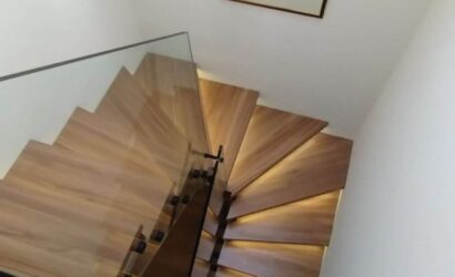 Schody bolcowe ze szklanymi balustradami