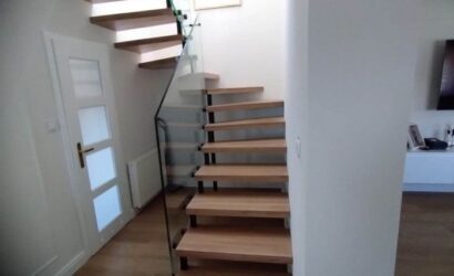 Schody bolcowe ze szklanymi balustradami