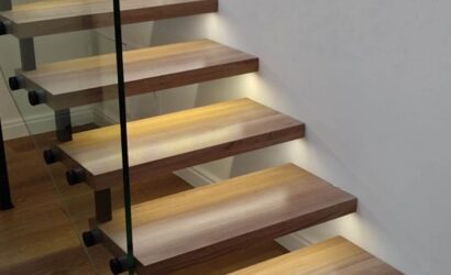 Schody bolcowe ze szklanymi balustradami