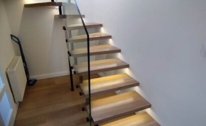 Schody bolcowe ze szklanymi balustradami