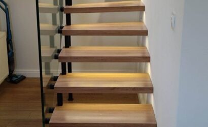 Schody bolcowe ze szklanymi balustradami