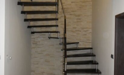 Schody bolcowe ze metalowymi balustradami