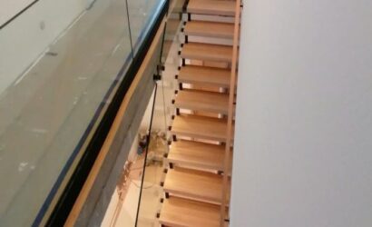 Schody bolcowe ze szklanymi balustradami