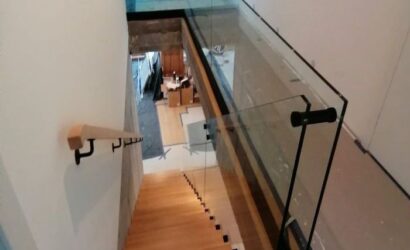 Schody bolcowe ze szklanymi balustradami